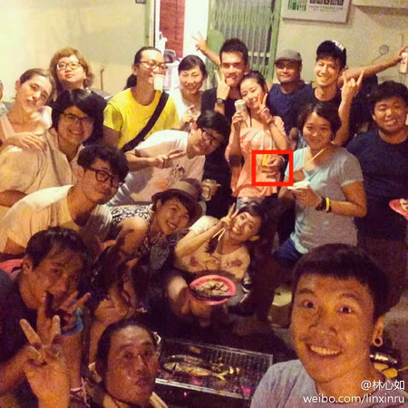 Tay của Nhất Triển ôm tình tứ vào eo của Lâm Tâm Như.