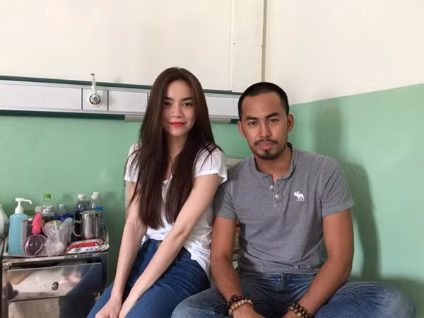 Hồ Ngọc Hà tranh thủ đến thăm Duy Nhân.