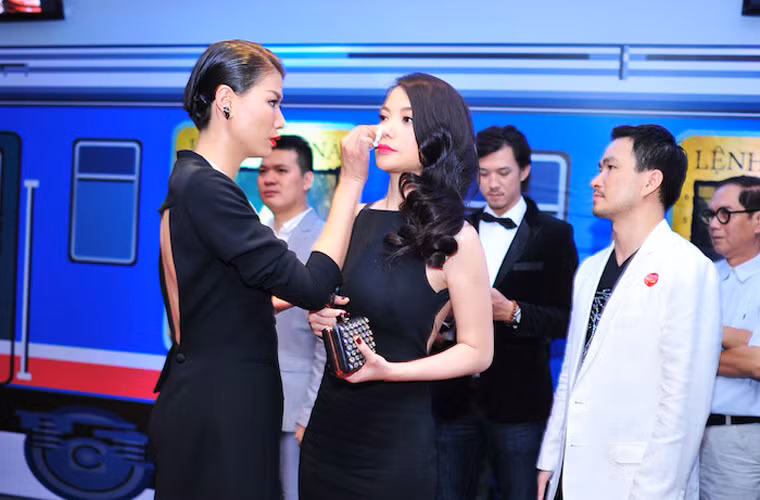 "Đàn em" Mỹ Chột chăm sóc cho "đàn chị" Hương Ga.