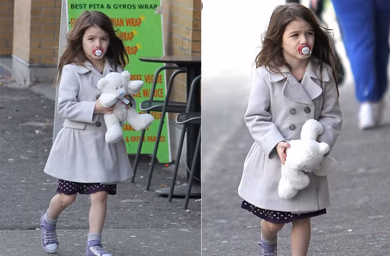 Ở Hollywood, ngoài Harper, sao nhí Suri cũng là cô bé nghiện ti giả. Bức ảnh chụp con gái Tom Cruise và Katie Holmes lúc hơn 4 tuổi nhưng vẫn ngậm ti giả khi đi chơi.