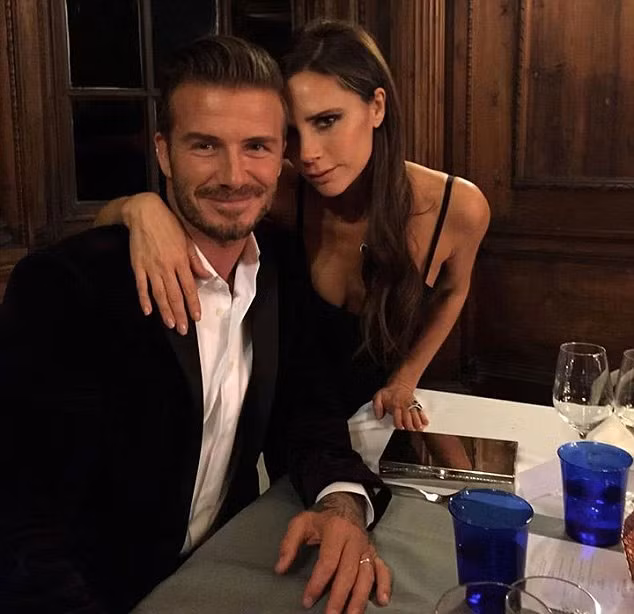 Cả hai tươi tắn tạo dáng tình tứ chụp ảnh. “Một đêm vui vẻ tại Scotland để cùng David ra mắt thương hiệu whisky Haig Club” – Vic khoe trên mạng xã hội.