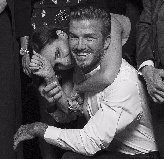 Vừa kỷ niệm 15 năm ngày cưới dịp tháng 7 vừa rồi, nhưng những những shot ảnh đen trắng mà vợ chồng Beck-Vic chụp trong buổi ra mắt thương hiệu rượu whisky mới của David, ai cũng cứ ngỡ họ như một cặp mới yêu.