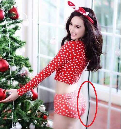 Dấu tích chỉnh sửa vòng ba của "bà mẹ nhí" Angela Phương Trinh hiện lên rõ ràng qua cánh cửa bị bóp méo.