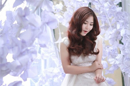 Tháng 5/2013, Hương Tràm đã cùng ê kíp riêng và nhóm sản xuất thực hiện ghi hình MV đầu tay "Ngại ngùng". Đây là MV do Hương Tràm và ê kíp tự trao đổi ý tưởng và thực hiện gấp rút để hoàn thành trước ngày sinh nhật bước sang tuổi 18 và coi đây là món quà dành tặng khán giả. Hương Tràm cũng muốn thực hiện MV để khắc sâu hình ảnh "công chúa pop/ballad" trong lòng công chúng.