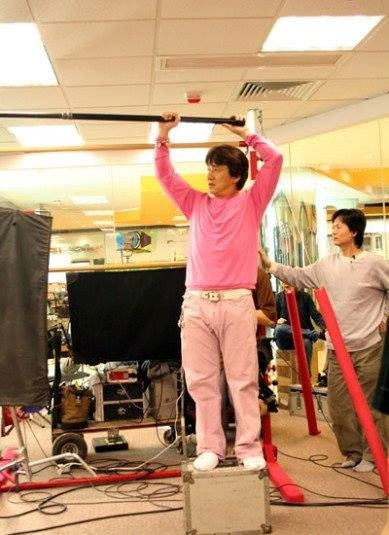 Thành Long "nữ tính" với một cây hồng.