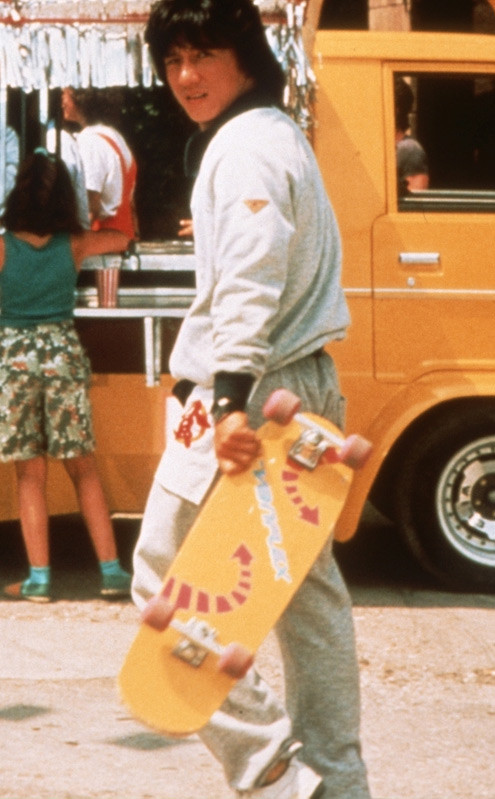 Sự đa dạng cũng chính là nét hấp dẫn trong phim Thành Long. Bất kỳ vật gì trong tầm tay Thành Long cũng có thể trở thành vũ khí, từ bàn ghế, chổi,... Nam diễn viên 60 tuổi này cũng đưa rất nhiều môn thể thao vào trong những pha hành động của mình.