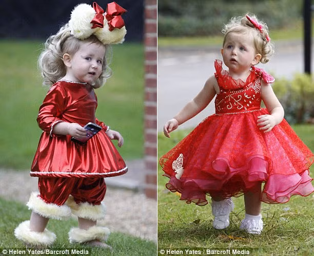 Mẹ Bobbi cho biết, cô chỉ cho con đội tóc giả và bôi một chút son chứ không trang điểm đậm cho bé mỗi khi lên sân khấu.