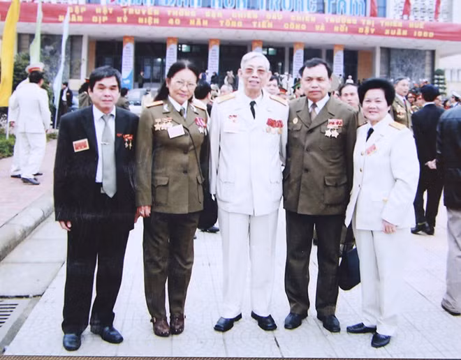 Là người lãng mạn, nhạc sĩ Thuận Yến từng viết không ít bài thơ để bày tỏ tình cảm với vợ. Trong đó, có đoạn thơ mà NSƯT Thanh Hương vẫn nhớ mãi tới tận bây giờ: "Cô gái Nghệ An mặn mà nước biển/ Kín đáo thâm trầm chẳng thích hào hoa/ Yêu cả đôi quê cùng anh Nam tiến/ Bao năm rồi vượt mấy chặng đường xa".