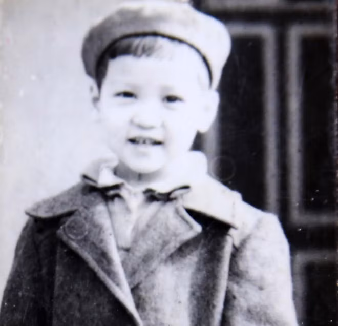 Nhạc sĩ Trí Minh lúc nhỏ. Khác với nhiều nghệ sĩ, Trí Minh chọn cách sống dung dị, không khoa trương. Anh chỉ biết đắm mình vào trong thế giới âm nhạc điện tử, với ước mơ đưa thể loại này đến gần với khán giả. Trí Minh cũng là người đã cùng Thanh Lam lên ý tưởng làm một đêm nhạc tưởng nhớ nhạc sĩ Thuận Yến mang tên "Bản tình ca cha viết", diễn ra vào tối 8/11 tại Cung Văn hóa Hữu Nghị, Hà Nội. Trong chương trình, anh sẽ có một tiết mục đặc biệt kết hợp cùng mẹ - NSƯT Thanh Hương - với sự hòa trộn giữa nhạc điện tử và dân gian.