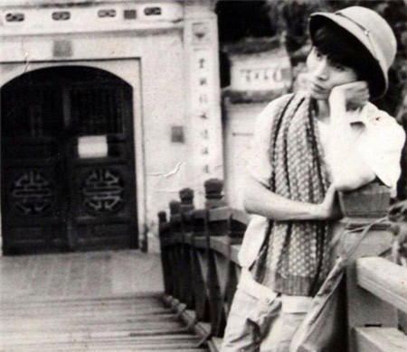 Xuân Hinh đang mơ mộng nhìn về nơi xa xôi.