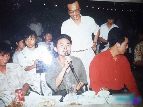 Nam danh hài hát trong lễ cưới một người bạn.