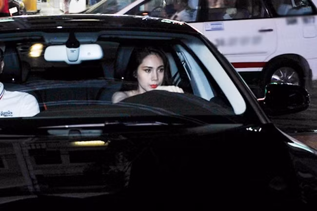 Thủy Tiên lái chiếc Audi của mình đi chấm thi "Bước nhảy hoàn vũ". Đi chấm thi, Thủy Tiên rạng ngời với phụ kiện hàng hiệu và đeo nhẫn kim cương.