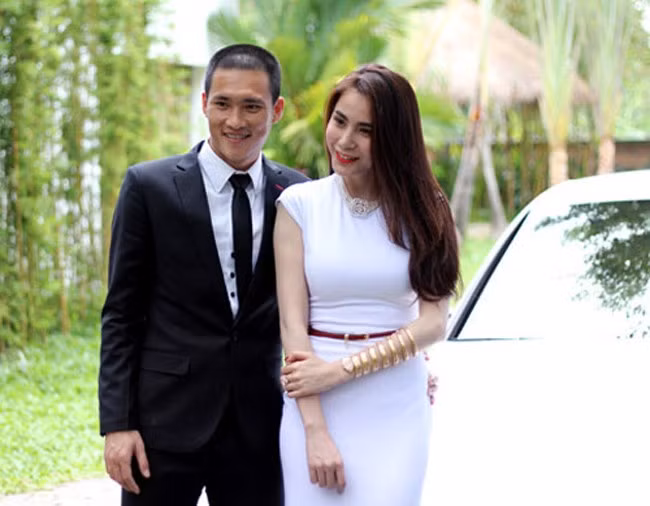 Trong sự kiện ra mắt một thương hiệu xe hơi, Thủy Tiên gây bất ngờ khi diện đồng hồ rắn có giá khoảng 4 tỷ đồng. Vì có quá nhiều thị phi, sau đó cô đã phải đính chính mình là người đại diện cho nhãn hiệu này chứ không có ý khoe của.