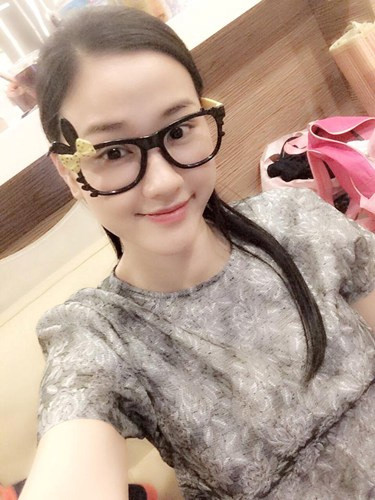 Bị phát hiện mang bầu và vướng nghi án giật chồng, Maya sang Mỹ sống vài tháng nay để nghỉ ngơi và học thêm về quản trị kinh doanh nhà hàng. Giữa tâm bão, cô tổ chức họp báo ra mắt single vào đầu tháng 10 vừa qua nhưng lại bất ngờ không có mặt khiến mọi người càng nghi ngờ chuyện sinh con là sự thật. Nữ ca sĩ tuyên bố sẽ gặp gỡ báo chí để phóng vấn nhưng đến thời điểm này, mọi người vẫn không thể liên lạc được với cô.