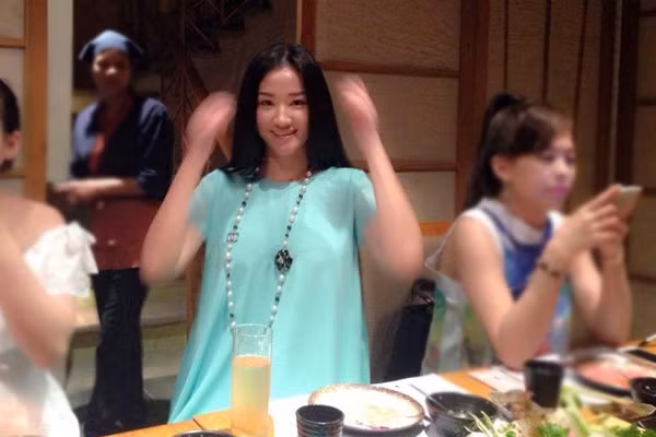 Maya: Cũng như nhiều người đẹp khác, khi bắt đầu có tin vui thường ít xuất hiện tại các sự kiện, tạm ngừng biểu diễn và lặng lẽ ở ẩn. Maya cũng không ngoại lệ. Từ tháng 3/2014, Maya tạm ngưng các hoạt động nghệ thuật và "lặn mất tăm", thông tin nữ ca sĩ có bầu cũng râm ran showbiz nhưng phía cô phủ nhận. Khoảng tháng 5,cô xuất hiện trong sinh nhật 29 tuổi của mình với váy bầu, thân hình tăng cân trông thấy.