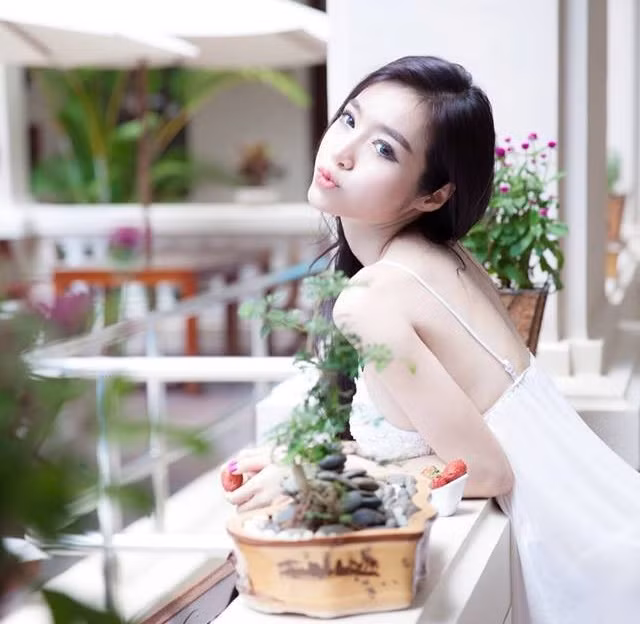 Elly Trần: Người mẫu ảnh Trần Thị Kim Hồng là một trong những mỹ nhân Việt khéo giấu chuyện bầu bí hơn cả. Hồi tháng 5/2014, cô vướng nghi án đang mang thai ở những tháng đầu tiên. Tin đồn càng đáng tin khi Elly biến mất khỏi làng giải trí và không tham gia bất kỳ sự kiện nào.