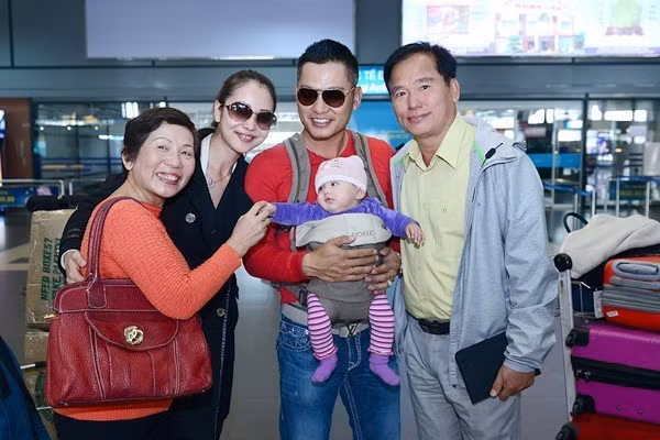 Sau đám cưới Jennifer Phạm cũng âm thầm trở về Mỹ một thời gian dài cùng chồng và không chia sẻ hình ảnh mới với người hâm mộ. Cuối tháng 7/2013, cô chính thức khoe tin vui lên chức mẹ lần 2 khi hạ sinh một cô công chúa đáng yêu khỏe mạnh. Kể từ thời điểm sinh con, Jennifer Phạm rất kín đáo và tuyệt nhiên không khoe bất cứ hình ảnh nào về con gái. Jennifer nhanh chóng lấy lại vóc dáng, cô xuất hiện với hình thể thon gọn và thực hiện bộ ảnh bikini khoe ba vòng nóng bỏng khiến người hâm mộ khó lòng tin cô vừa sinh nở.