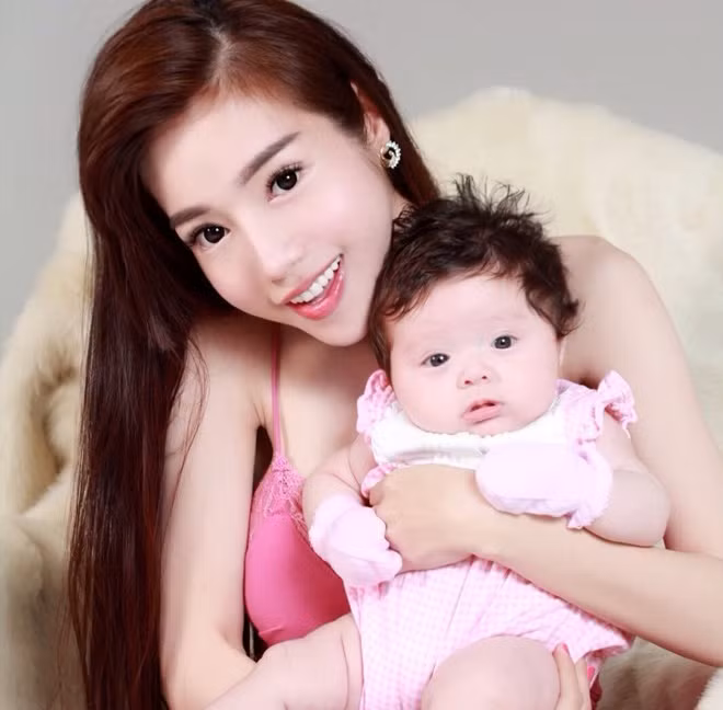 Nữ diễn viên Khát vọng thượng lưu giải thích cô công khai chuyện có con lai Tây bởi đây là thời điểm hợp lý. Với Elly, chuyện một người phụ nữ mang thai, sinh con là điều vô cùng bình thường, nhưng khi mọi người liên tục đồn đoán và đưa ra nhiều thông tin thiếu cơ sở, cô có cảm giác như mọi thứ bị đẩy lên trở thành điều gì đó quá to tát. Nếu muốn giấu, cô hoàn toàn có thể sang nước ngoài để sinh con và trở về tiếp tục công việc như bình thường, nhưng cô muốn một lần lên tiếng.