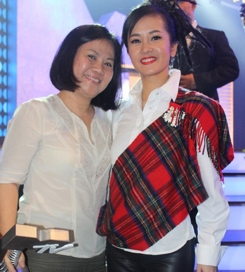 Mang bầu ở tuổi 42 nhưng diva vẫn giữ được vóc dáng thon gọn. Để tránh sự quan tâm của báo giới, nữ ca sĩ Giọt sương trên mí mắt choàng khăn trên bụng khi đi sự kiện. Trước ngày sinh một tháng, cô được ông xã đưa sang nước ngoài nghỉ ngơi, chờ tới ngày sinh nở và cũng tránh sự soi mói của truyền thông.