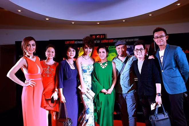 Ca khúc "Lạc bờ" do nhạc sĩ Huy Tuấn chắp bút. Bộ phim "Lạc giới" sẽ chính thức ra mắt khán giả từ ngày 17/10.