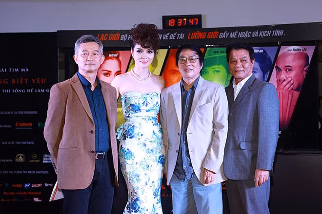 Bộ phim do đạo diễn Phi Tiến Sơn (bìa trái) thực hiện. Đồng nghiệp, đạo diễn Đặng Nhật Minh (thứ hai từ phải qua) cũng có mặt để chúc mừng cho "Lạc giới".