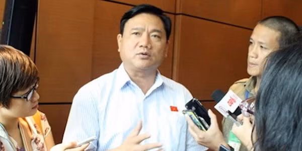 Bộ trưởng Đinh La Thăng trả lời báo chí về dự án sân bay Long Thàh bên lề kỳ họp Quốc hội. Ảnh: VTC News.