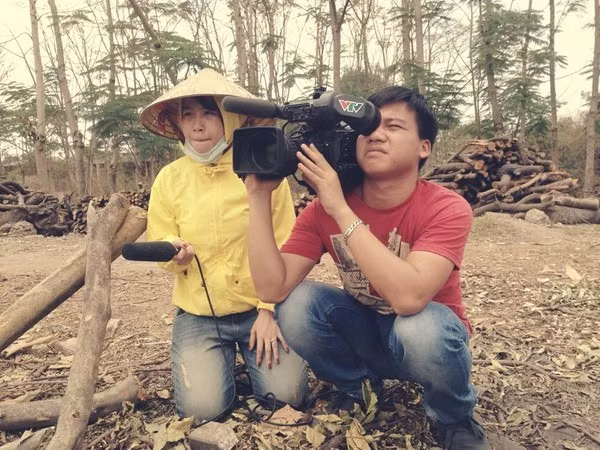 Hình ảnh giản dị, chân quê và lăn xả của MC Rung chuông vàng - Diệp Chi.