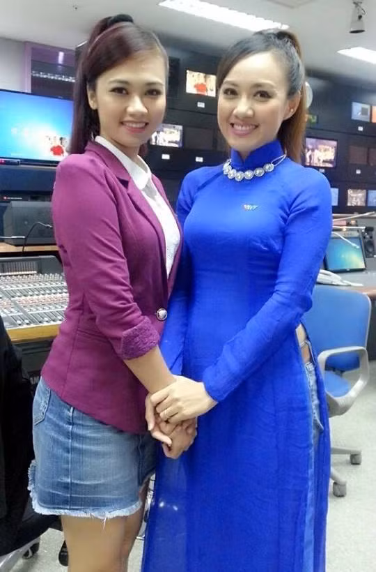 Trong bức ảnh chụp chung với người đồng nghiệp, BTV lên hình ấn tượng nhất của VTV 2014 - Hoài Anh - khiến khán giả bật cười khi kết hợp áo dài với quần bò. Ít ai biết, công việc của người BTV vô cùng bận rộn, đặc biệt là công tác chuẩn bị tin tức trước giờ lên sóng, cùng với việc, chỉ nửa người trên xuất hiện trên màn hình, nên chuyện những người cầm sóng như Hoài Anh, chỉ xinh đẹp và lộng lẫy ở phía trên là điều dễ gặp.