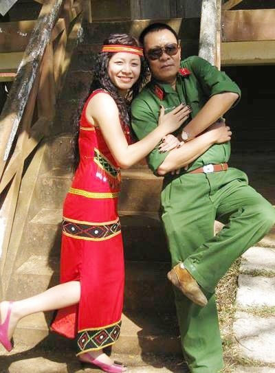 Lại Văn Sâm khiến mọi người phì cười với cách tạo dáng khá xì-tin.