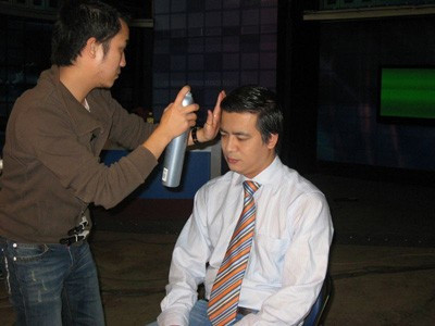 BTV Quang Minh đang được các chuyên gia chăm sóc tóc tạo hình bóng bảy.