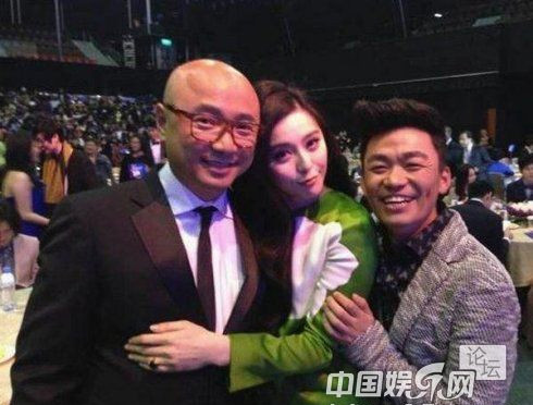 Nữ diễn viên vô tư hết ôm nam đồng nghiệp nọ lại đến nam đồng nghiệp kia mỗi khi đi dự sự kiện.