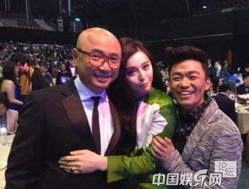 Nữ diễn viên vô tư hết ôm nam đồng nghiệp nọ lại đến nam đồng nghiệp kia mỗi khi đi dự sự kiện.