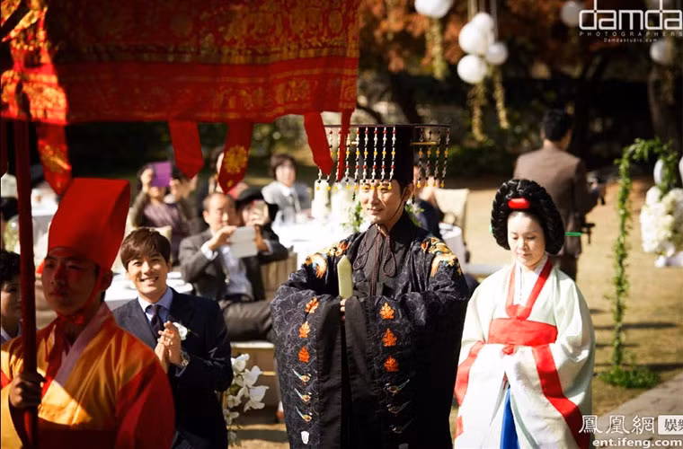 Chae Rim và Cao Tử Kỳ mặc trang phục cưới truyền thống của Hàn Quốc và tiến hành các nghi lễ thủ tục của một đám cưới cổ truyền xứ Hàn.