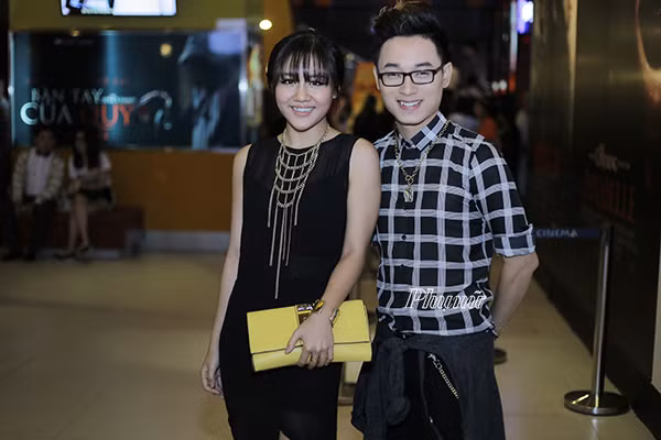 Bên cạnh dàn diễn viên chính đẹp như mơ, "Hương Ga" còn thu hút một số lượng lớn sao Việt đến dự buổi ra mắt. Văn Mai Hương, Trúc Nhân sánh vai tới dự buổi ra mắt "Hương Ga".