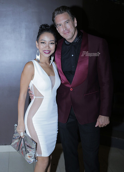 Ca sĩ Thảo Trang cùng bạn trai Tây