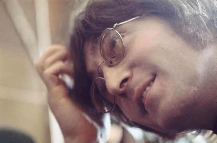 Hơn 33 năm sau khi John Lennon bị sát hại ở New York, tài sản của ông vẫn tiếp tục tăng lên nhờ doanh thu bán nhạc qua iTunes, một show diễn của Beatles ở Cirque du Soleil, các hợp đồng bản quyền với Cisco, Mont Blanc, các bản ghi âm của ban nhạc. Tất cả đã mang lại cho John 12 triệu USD trong năm 2014.