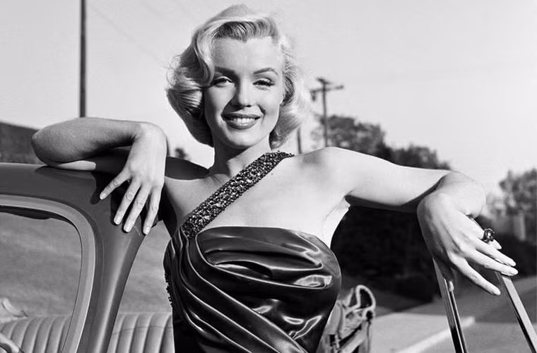 Authentic Brand Group, nơi mua lại bản quyền rất nhiều thứ liên quan tới Marilyn Monroe vào năm 2011, đã làm rất tốt việc thúc đẩy thương hiệu của huyền thoại điện ảnh. Ngoài ra dòng nội y hiệu Monroe bán rất thành công ở Macy’s đã mang lại cho Marilyn 17 triệu USD trong năm qua.