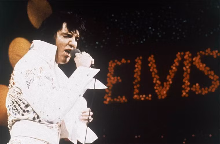 Ông vua Rock and Roll, Elvis Presley kiếm được 55 triệu USD từ tiền bản quyền và một show Las Vegas Cirque du Soleil.