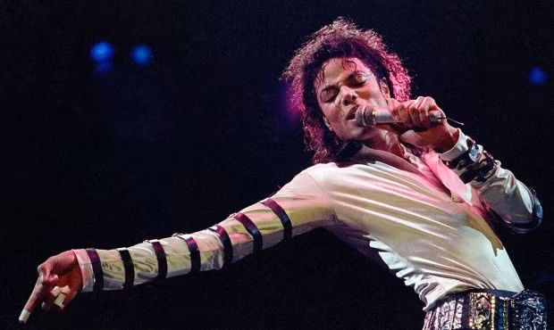 Lại một lần nữa Michael Jackson đứng vị trí đầu tiên trong danh sách "Những người nổi tiếng quá cố có thu nhập cao nhất" do Forbes bình chọn với thu nhập 140 triệu USD nhờ hai show diễn Immortal và One, catalogue Miiac, album "Xscape" đứng vị trí thứ 2 trên các bảng xếp hạng.