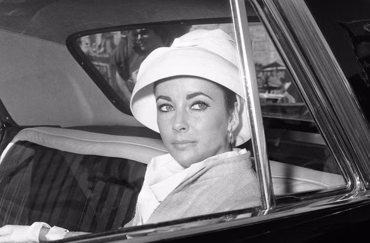 Hình ảnh và dòng nước hoa của Huyền thoại mắt tím Elizabeth Taylor vẫn đang bán rất chạy và mang lại cho cố diễn viên 25 triệu USD trong năm qua.