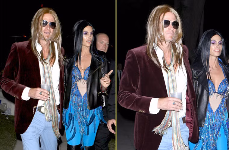 Vợ chồng cựu siêu mẫu Cindy Crawford và Rande Gerber biến thành 2 rocker những năm 70 tới dự bữa tiệc Halloween tại nhà của Mike Meldman. hôm 25/10 ở Beverly Hills, California.