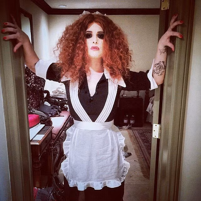 Kelly Osbourne mặc như nhân vật Magenta trong The Rocky Horror Picture Show.