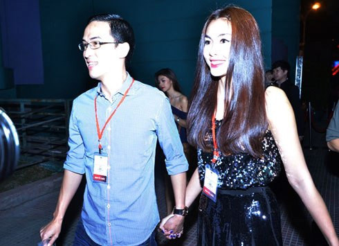 Sau mỗi scandal, Tăng Thanh Hà lại khoe ảnh ngọt ngào bên chồng như một cách đập tan tin đồn hữu hiệu nhất.