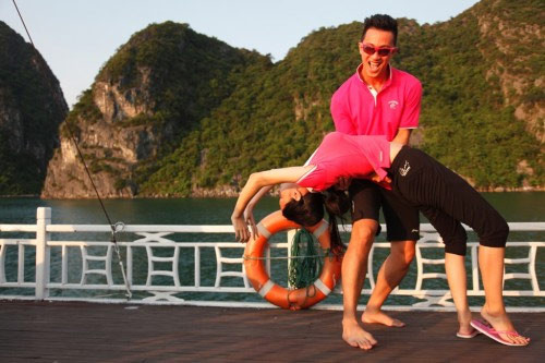 Tuy vậy, cả Criss và Hương Giang đều không xác định mối quan hệ lâu dài. Họ tin rằng sau khi cuộc thi kết thúc thì mối quan hệ cũng chấm dứt do khoảng cách địa lý. Thế nhưng, chính Hương Giang đã không kiềm chế được mà bay sang Canada để gặp Criss. Còn Criss cũng bí mật trở về Việt Nam đúng ngày tổng kết và trao giải Cuộc đua kỳ thú để chúc mừng bạn gái và chính thức thừa nhận quan hệ với công chúng. Anh còn sắp xếp để bố mẹ anh ra Hà Nội gặp bố mẹ Hương Giang "nói chuyện người lớn".