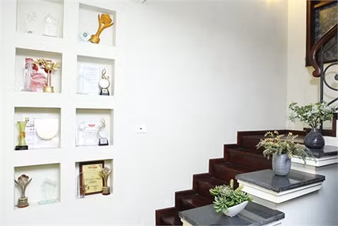 Lối lên cầu thang được tận dụng để trưng bày các giải thưởng Hồ Quỳnh Hương đã đạt được.