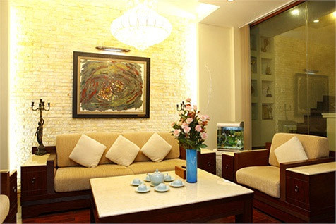 Ngôi nhà sử dụng ánh đèn vàng ấm áp.