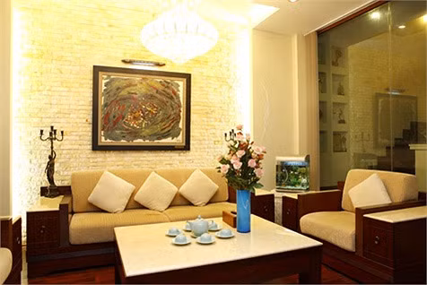 Ngôi nhà sử dụng ánh đèn vàng ấm áp.