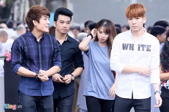 Cô đến tham dự buổi lễ cùng với mẹ, nhóm La Thăng và ca sĩ Minh Tuấn. Gần đây, Khởi My dính tin đồn yêu anh chàng Kelvin của nhóm La Thăng.