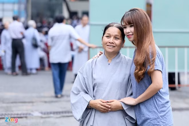 Sự xuất hiện của Khởi My nhanh chóng thu hút sự chú ý từ phía mọi người có mặt trong chùa.