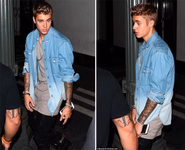 Nam ca sĩ 20 tuổi mặc áo phông màu ghi, khoác ngoài chiếc áo jeans dài tay, quần ống túm màu đen và đi đôi boot cùng màu.